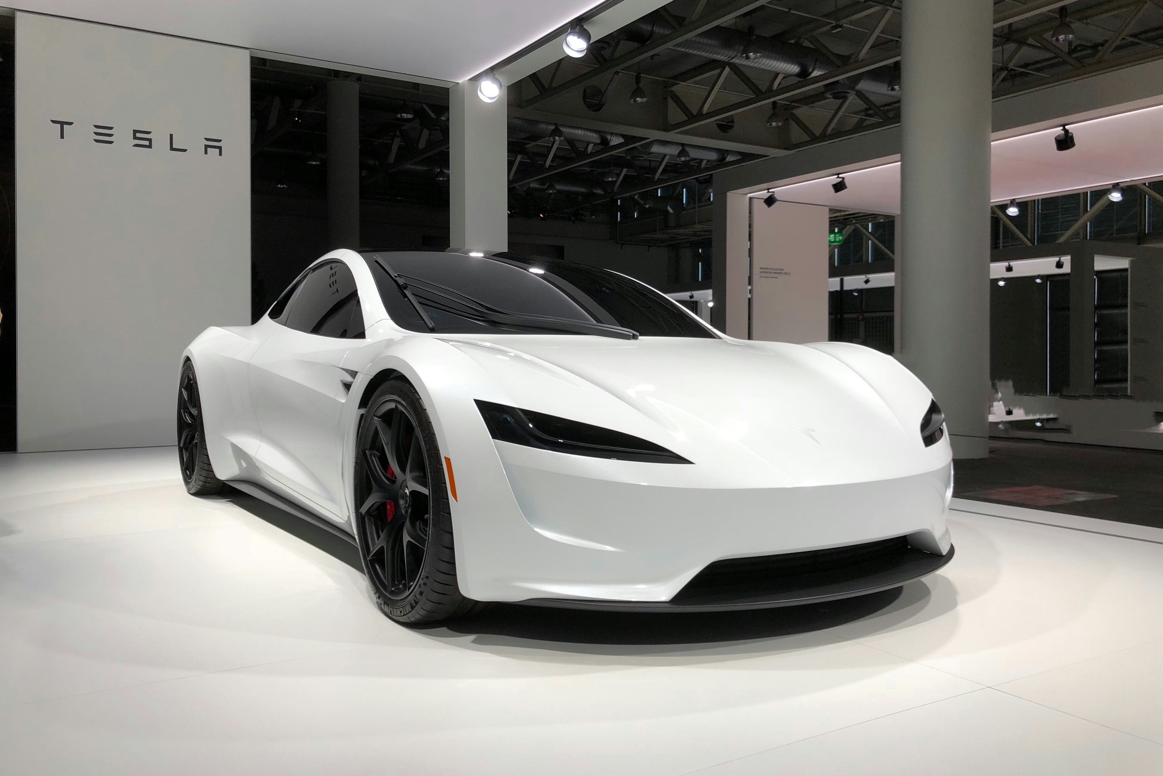 Biała Tesla Roadster na wystawie